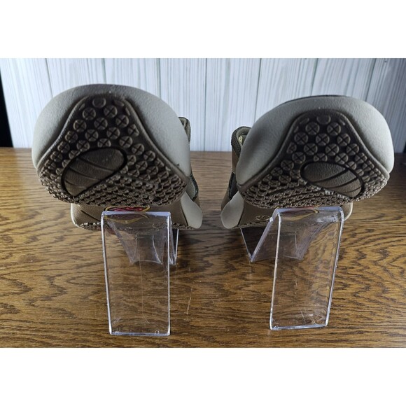 Womens Low Wedge Non Slip Beige Sandals Faux Leather Size 7 New in Box - Picture 5 of 6